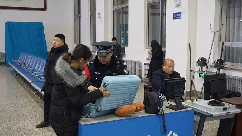圖為民警堅守在憑票候車、安檢查危陣地