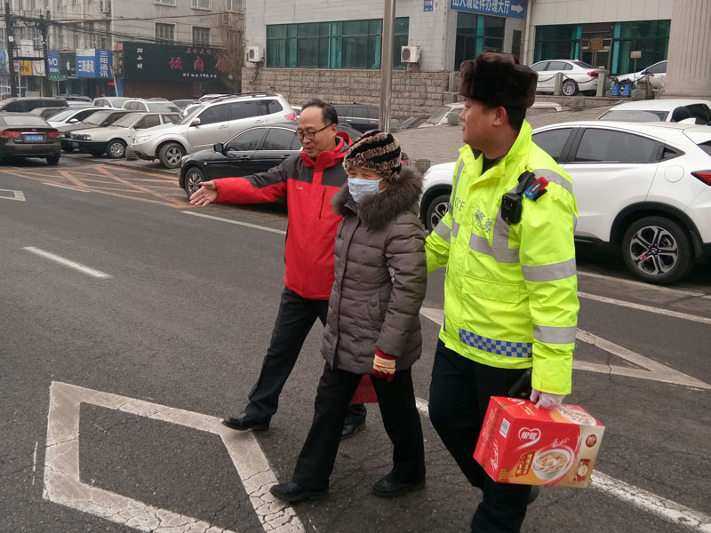 摻扶老婦人過(guò)馬路