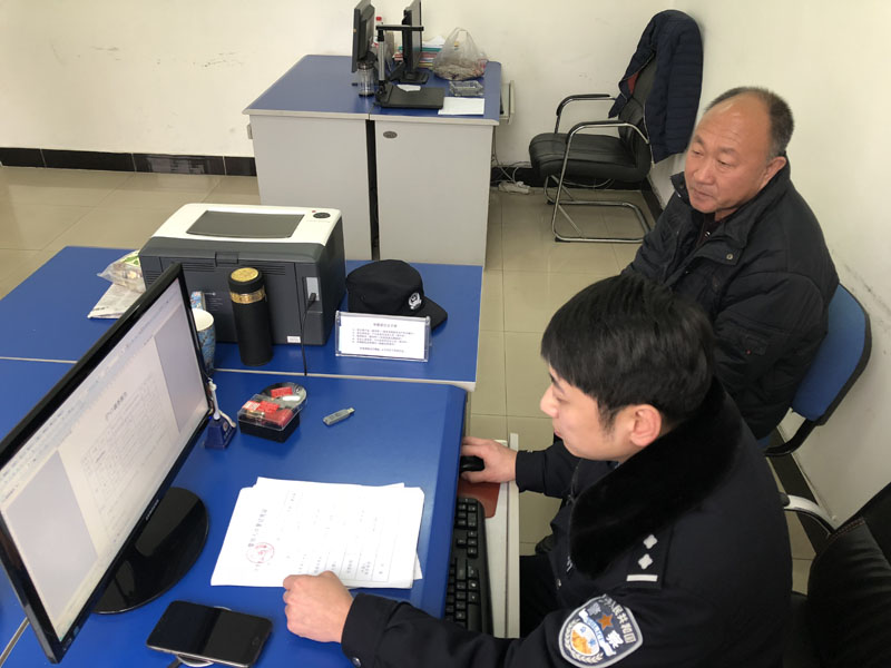 圖三午飯時(shí)，民警給居民辦理落戶(hù)口