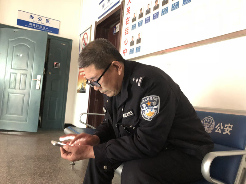 圖六結(jié)束一天工作，老民警董紹印坐下休息
