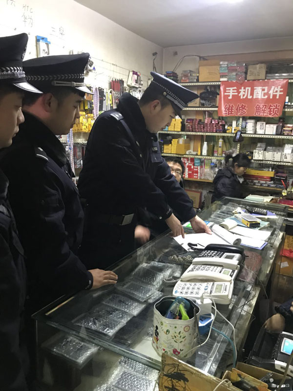 王帥（左二）和同事在附近商戶和居民區(qū)內(nèi)巡邏，詢問情況