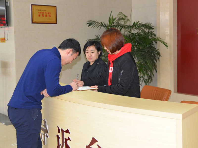 圖二，記者和導(dǎo)訴臺(tái)工作人員一起指引市民查詢信息