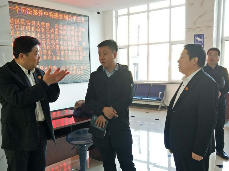 趙自立（右一）帶領(lǐng)記者參觀(guān)新訴訟服務(wù)中心