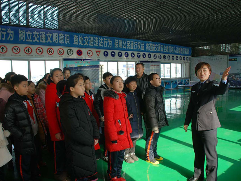 （圖一）民警講解交通安全知識