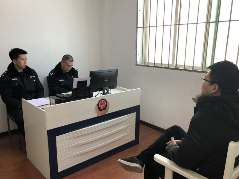 圖三 民警劉繼紅（中）為報案人做筆錄