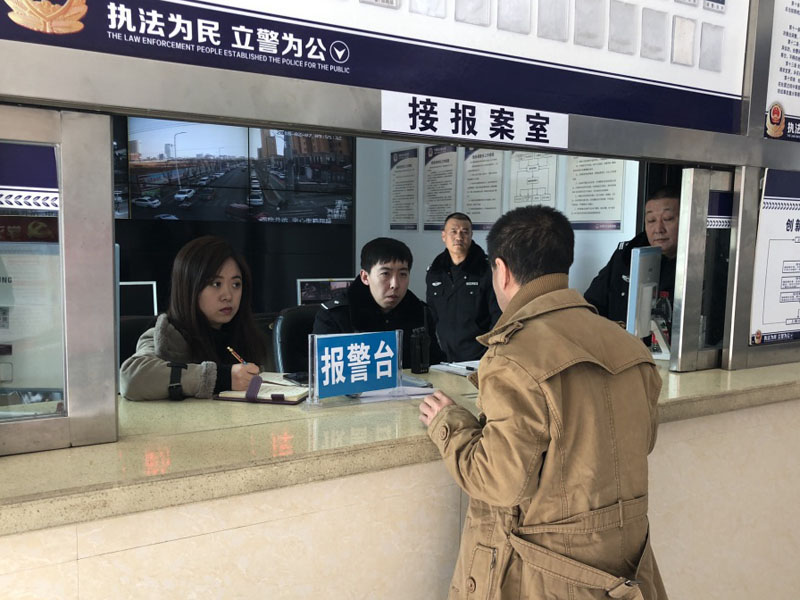 圖七 接警處，一名男子前來咨詢