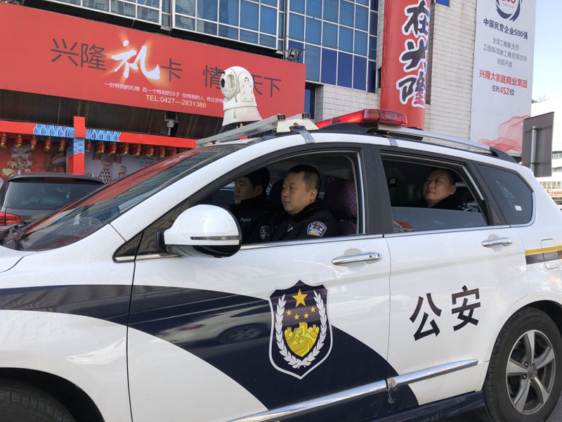 圖十 民警在巡邏中，定點停留