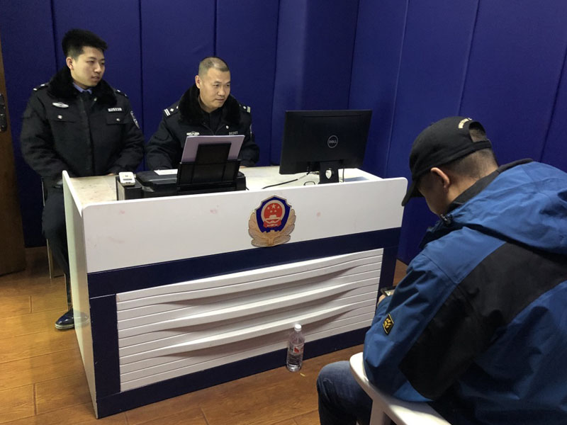 圖十三 劉繼紅（中）為報案人做筆錄