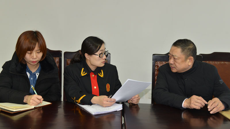 圖四，記者與周新蕊一起解答疑問