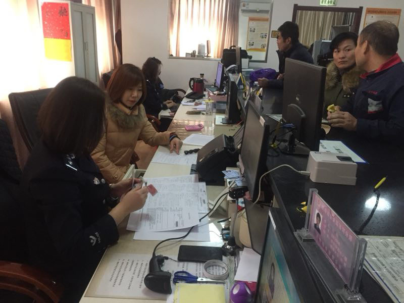 圖一，記者在辦證大廳體驗戶籍民警工作