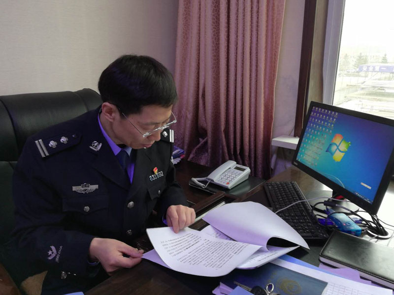 圖二，社區(qū)警務(wù)大隊大隊長張宏偉翻閱文件