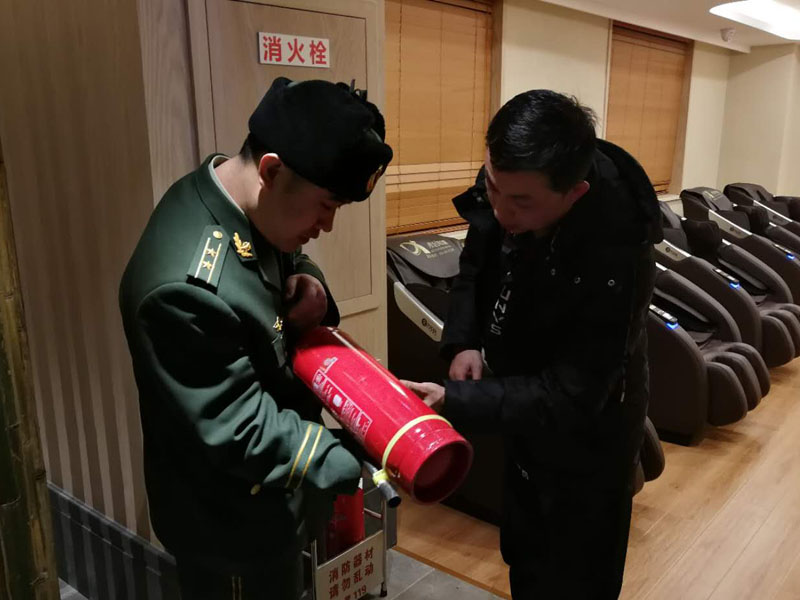 記者與鐵東大隊的消防官兵一起到人員密集場所開展消防安全檢查