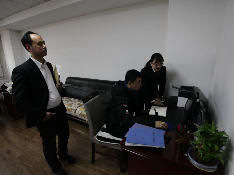 記者為律師進(jìn)行微信綁定，以后就可以在微信上查看案件信息了