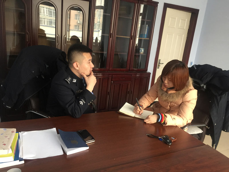 圖一，辛楊向記者介紹情況