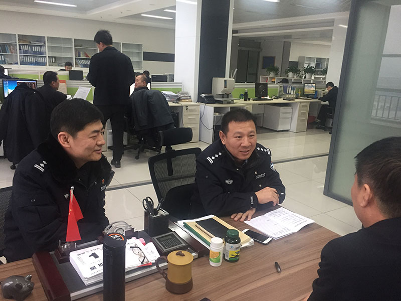 平山大隊(duì)大隊(duì)長馮林（左二）走訪企業(yè)征求意見