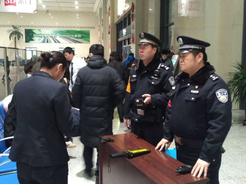 圖五，高弘毅和民警疏導(dǎo)乘客