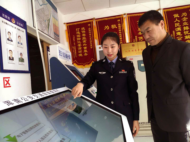 王凱迪（左）演示自助機操作方法