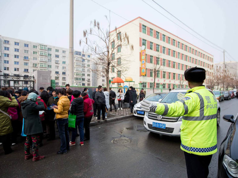 圖八，朱波疏導校門前過往車流