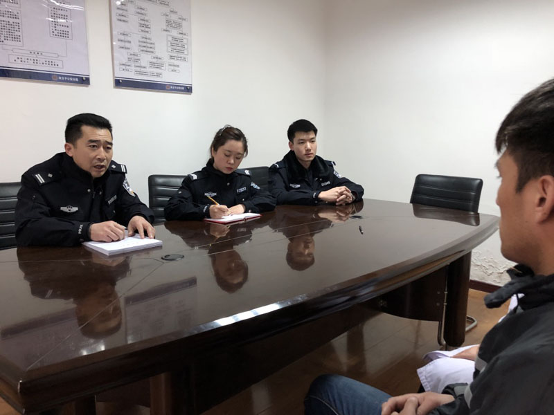 圖三：記者（左二）陪同民警劉士?。ㄗ笠唬Τ臣芊蚱捱M(jìn)行調(diào)解