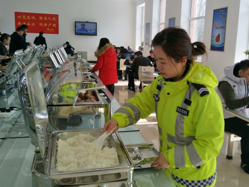 圖三：記者來到交警支隊的食堂，同大家一起共進午餐