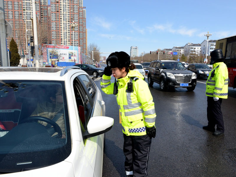 圖四：記者（左一）跟隨民警來到路面，進行車輛截查