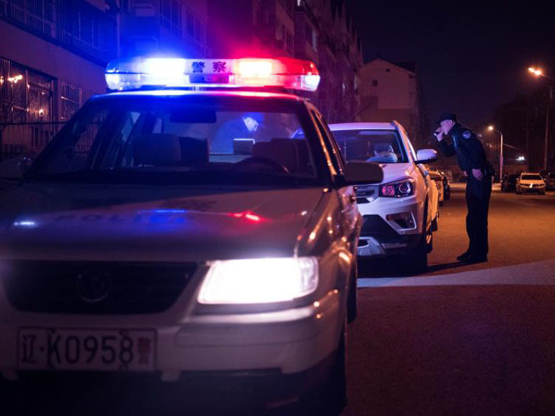 （圖一）夜晚，民警需要對(duì)路邊車輛進(jìn)行巡查保障人民財(cái)產(chǎn)安全