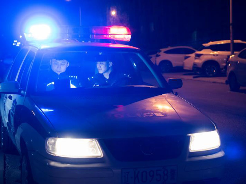 （圖三）黑夜中，路邊閃亮的警燈讓夜歸人心里感覺(jué)安全多了