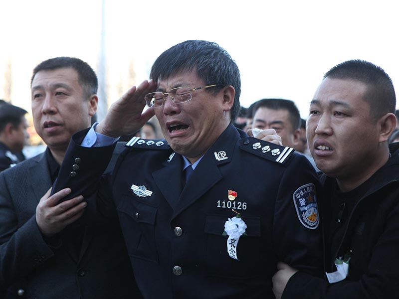 鐵骨錚錚的警察父親李浩，望著兒子的遺像再也控制不住自己的眼淚，英雄的父親給兒子敬禮