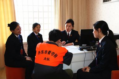 辦案人對(duì)未成年人小桐進(jìn)行心理測評(píng)和心理疏導(dǎo)