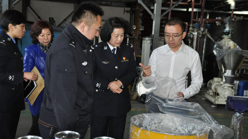 頭題配片 出入境管理局荀偉局長（右二）進企業(yè)提供精準(zhǔn)服務(wù)1