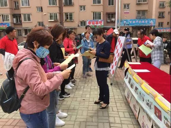 現(xiàn)場發(fā)放護路宣傳單