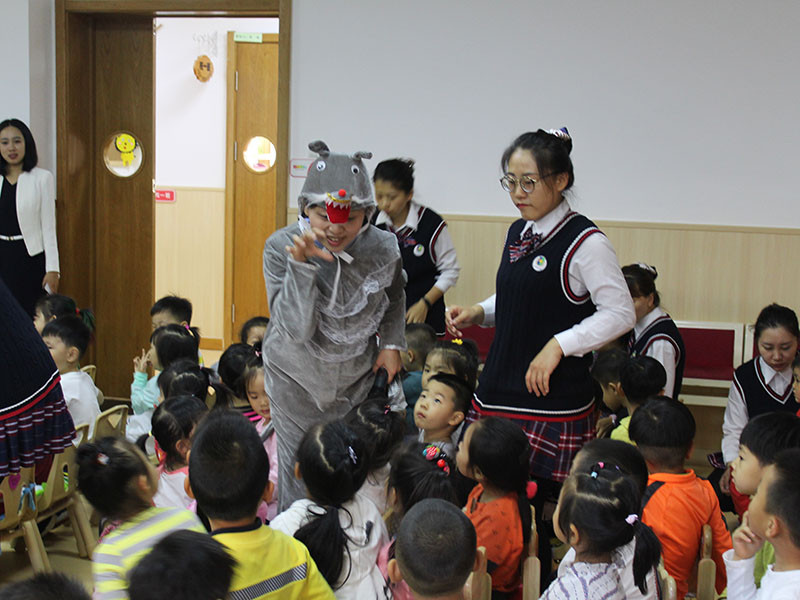 扮演大灰狼與小朋友互動