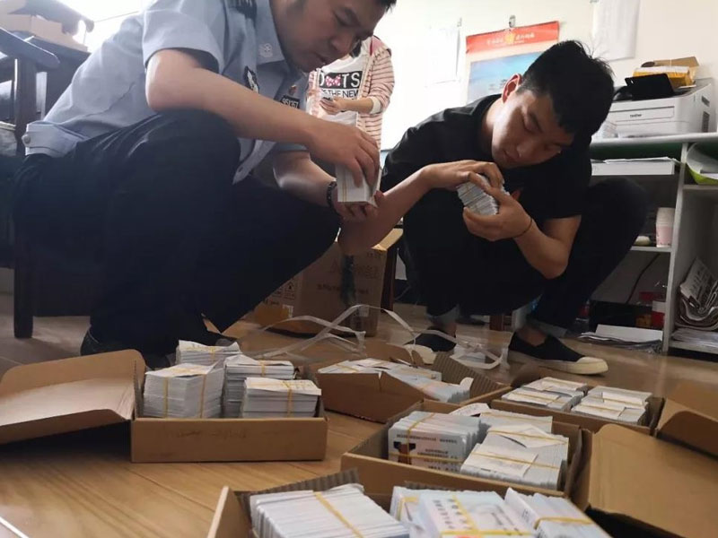 民警迅速尋找5名考生的身份證件，并及時送到考生手中