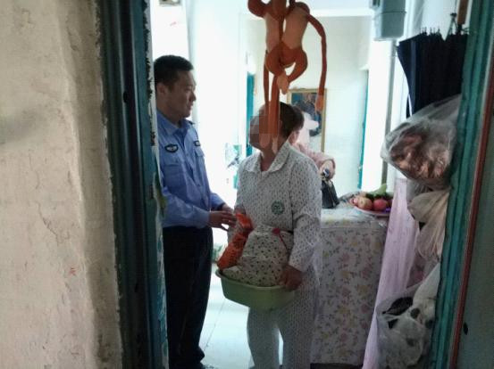 民警到家中了解情況