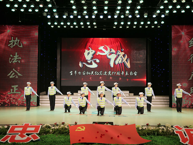 （圖三）遼陽交警表演交通指揮手勢