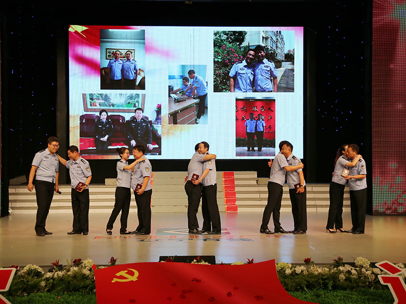 （圖八）上陣父子兵，并肩作戰(zhàn)，用青春熱血展現(xiàn)了一代代人民警察薪火相傳，用平凡奉獻書寫了“人民公安為人民”的無悔忠誠