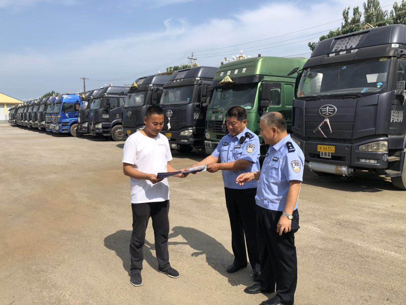 民警對(duì)企業(yè)車輛的安全管理臺(tái)賬、車輛信息臺(tái)賬等相關(guān)內(nèi)容進(jìn)行了詳細(xì)檢查，