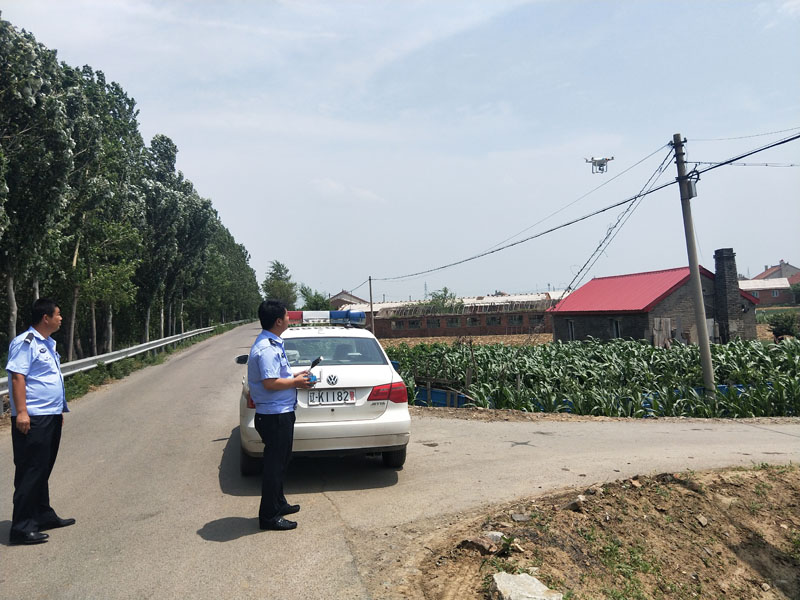 民警利用無人機從空中對農(nóng)村院落內(nèi)、溝壑旁查看罌粟花種植