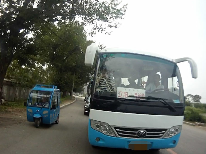 核載19人的客運車多載了一個人，其中一名乘客蹲在過道上，被交警發(fā)現(xiàn)