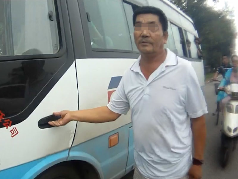 現(xiàn)場，司機李某不配合交警執(zhí)法