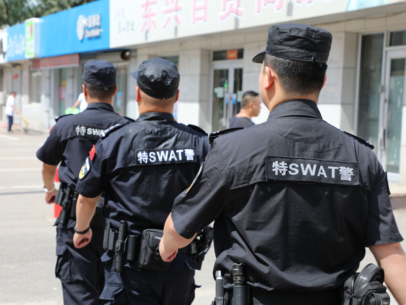 烈日下，巡特警隊員身上的汗水浸濕了警服