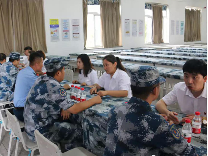 青年律師一對(duì)一為解放軍戰(zhàn)士解答法律咨詢