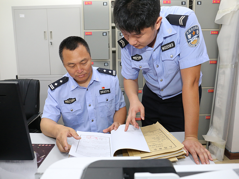 7月10日，王廣祥在派出所與同事討論案情