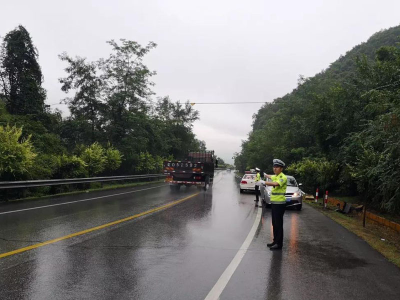 交警在雨中積極聯(lián)系車主