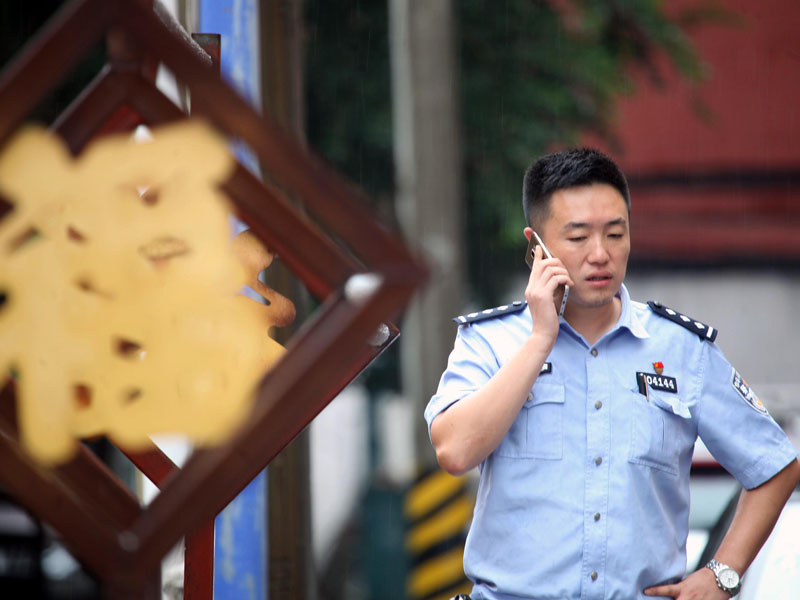 王一鳴在社區(qū)巡查時街道居民報警電話，他的手機(jī)號就是“社區(qū)的110”（建議大圖）