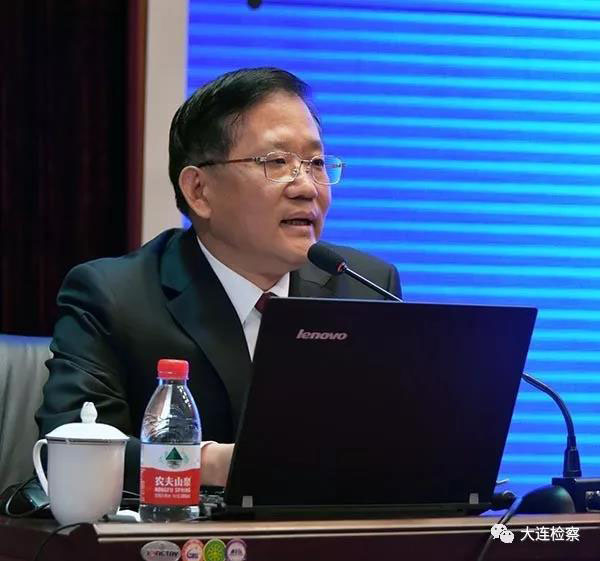 吳喆為學(xué)生上法治課