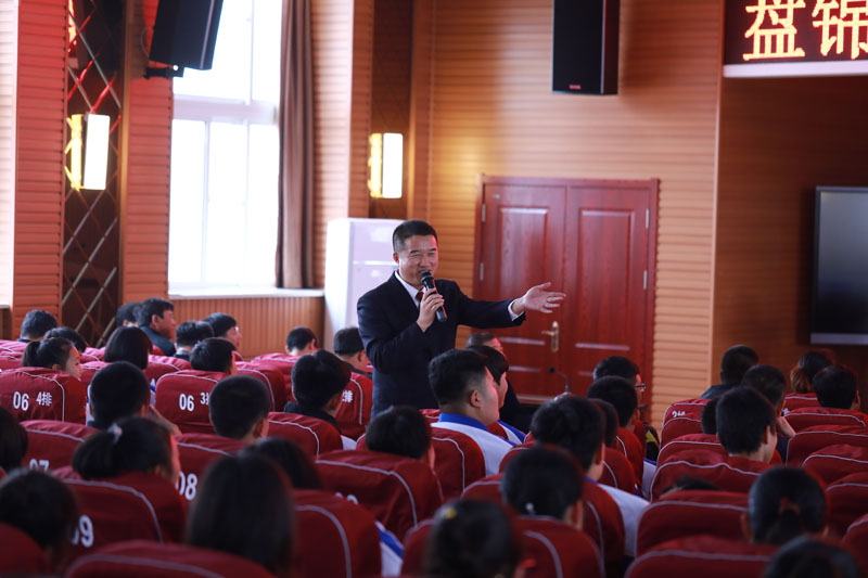 盤錦市人民檢察院未檢檢察官向同學(xué)宣講了防治校園暴力欺凌及掃黑除惡知識