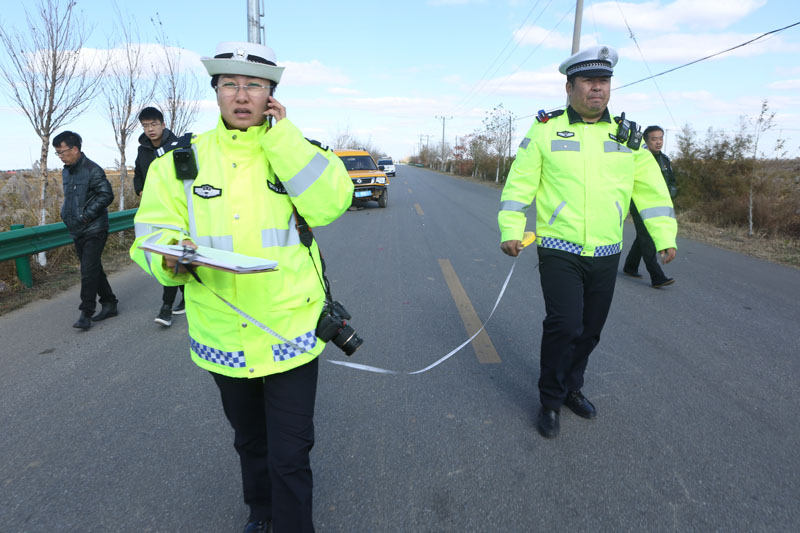 剛到交通事故現(xiàn)場，范冬梅又接到指揮中心打來出警的電話