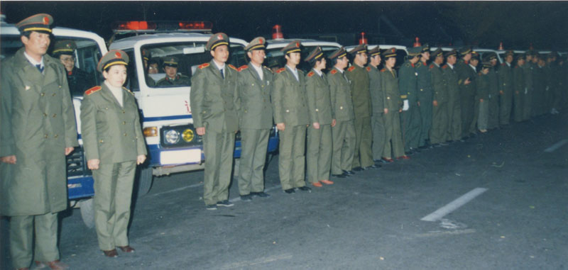 1989年11月1日,全國檢察機(jī)關(guān)查辦職務(wù)犯罪“零點行動”時，檢察干警整裝待發(fā)