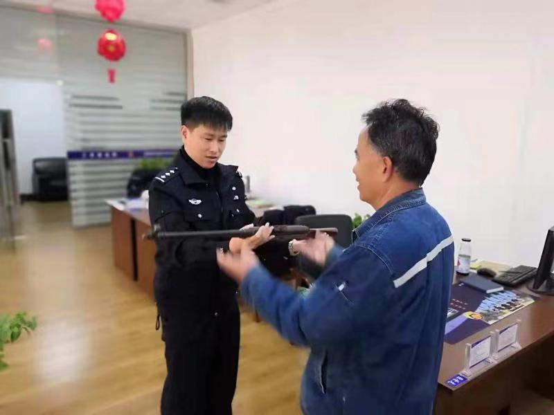 市民主動(dòng)將氣槍交給民警